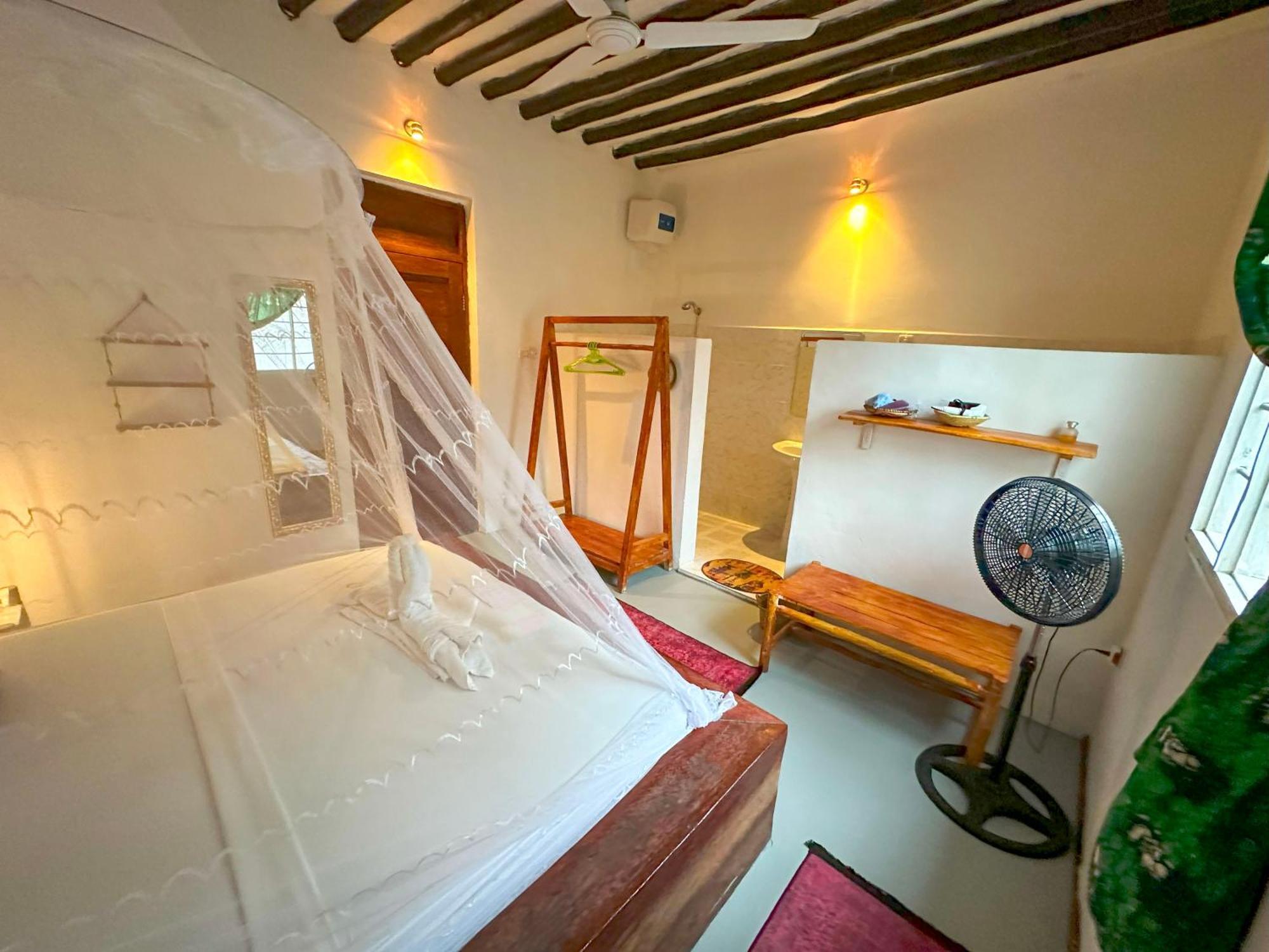 The African Paradise Beach Hotel 브웨주 외부 사진
